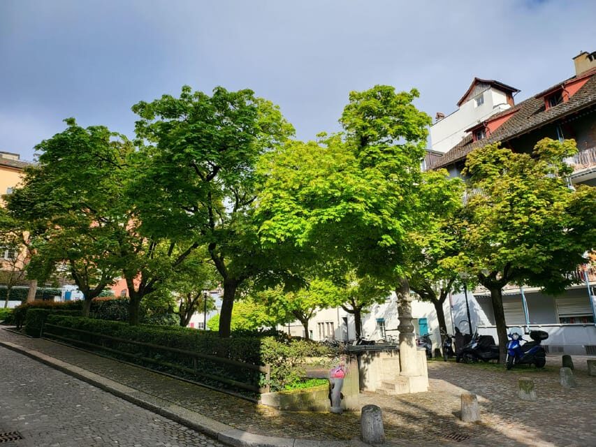 City tour historic old town Zurich - Leninwohnung: a story-driven stop that changes the mood