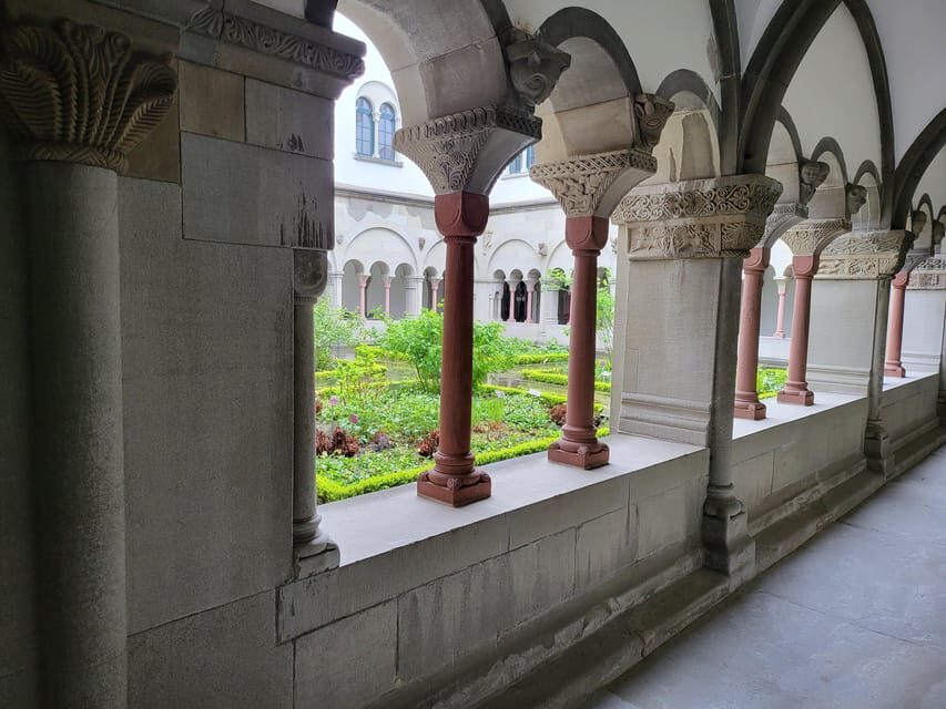 City tour historic old town Zurich - Grossmünster and Fraumünster: two churches, two kinds of wow