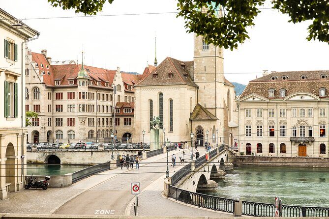 Einstein in Zurich: Walk in Time Exploration Game and Tour - Landmark time: where Münsterbrücke and Paradeplatz fit in