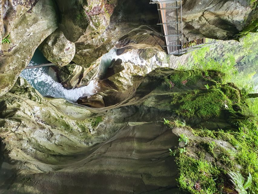 From Zurich: Waterfalls Valley & Aareschlucht Gorge Day Tour - Entering Lauterbrunnen Valley: 72 falls in a very tight footprint