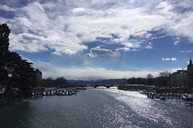Walking tour of Zurich - your first overview of the city (Private Tour) - Lindenhof Hill: the viewpoint that ties old town to the mountains