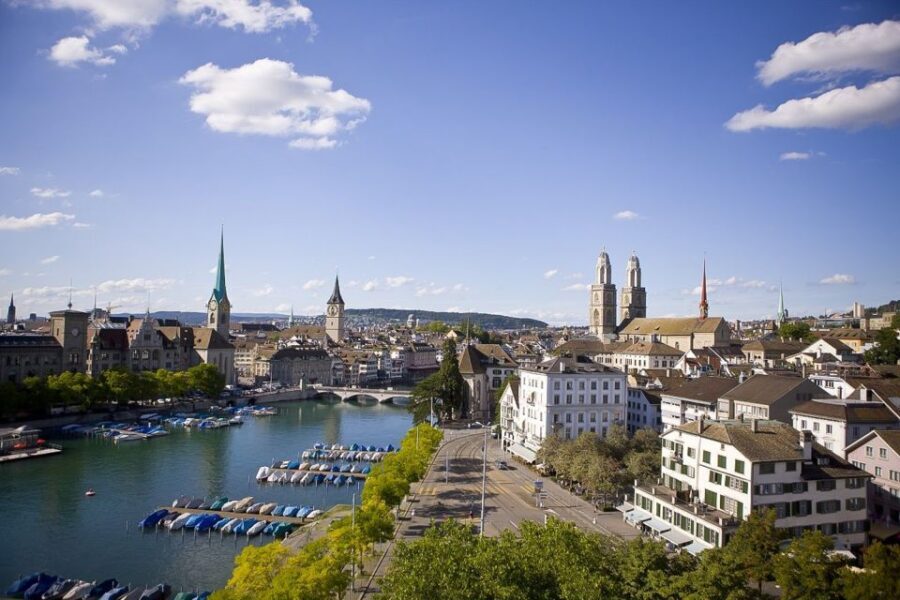 Zürich: 2-Hour Sightseeing Bus Tour - Bus comfort and the guide role: what you really buy