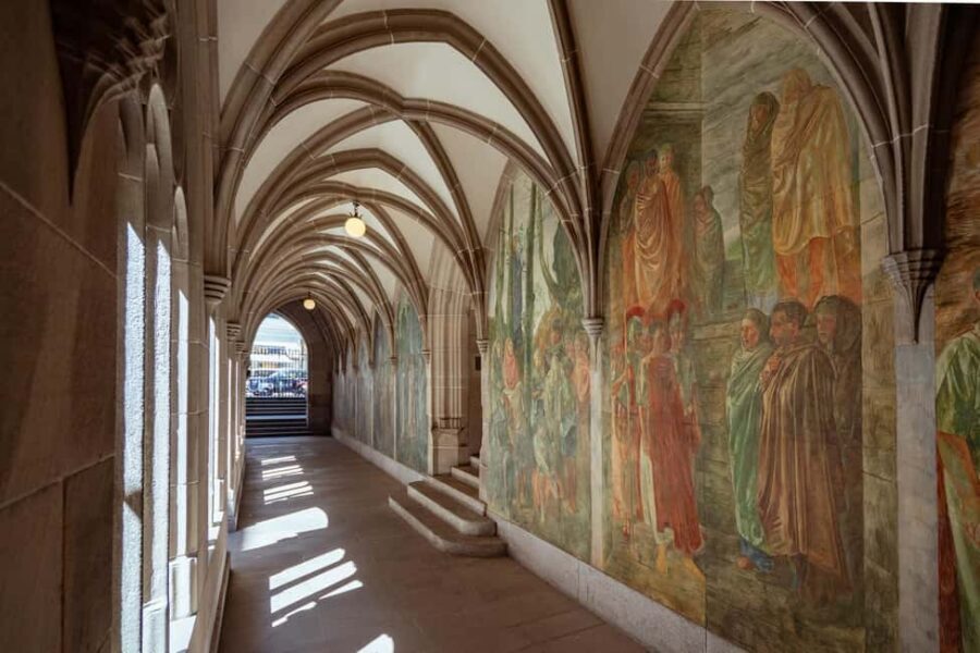 Zurich: 360° city walk including hidden spots - Bahnhofstrasse to Lindenhof: postcards with explanations