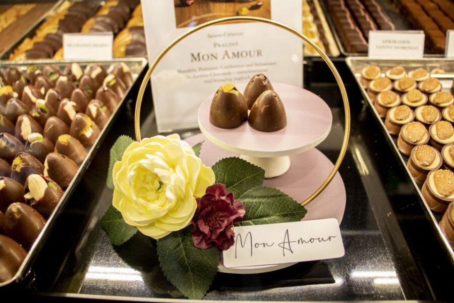 Zurich: Chocolate Tasting and Walking Tour with a Local - Zurich Chocolate Walks: Why a Guided Route Beats DIY