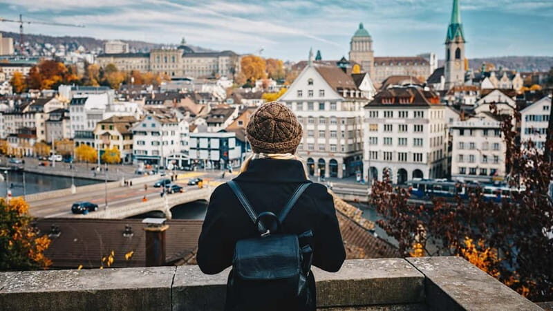 Zurich: Express Walk with a Local in 60 minutes - Walking route: Grossmünster, Lindenhof, and the Limmatquai banks