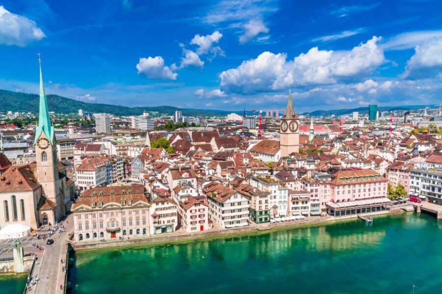 Zurich Old Town Walking Tour: 2-Hours - From Bahnhofstrasse to the old center: the commerce-to-history contrast
