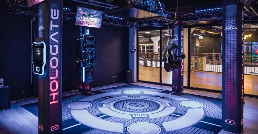 Zurich: Virtual Reality Arena - Choosing your mode: zombie shooter waves vs PvP vs escape rooms